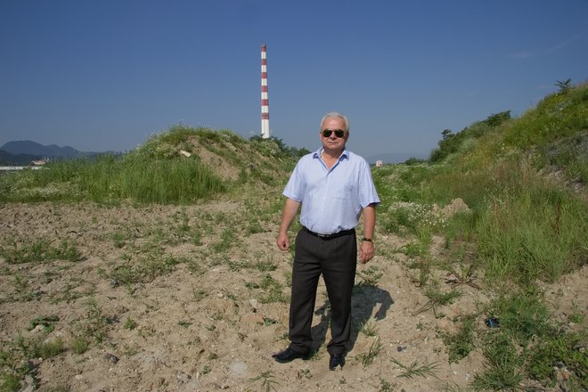 Boris Šuštar na črnem odlagališču v Bukovžlaku. FOTO Brane Piano/DELO