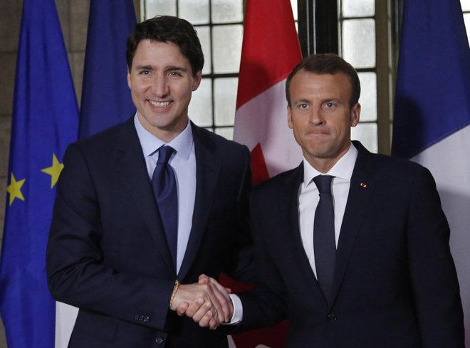 Kanadski premier Justin Trudeau in francoski predsednik Emmanuel Macron. FOTO: AP