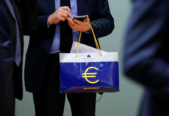 ECB naj bi začela razmišljati o zviševanju obrestnih mer. FOTO: Reuters