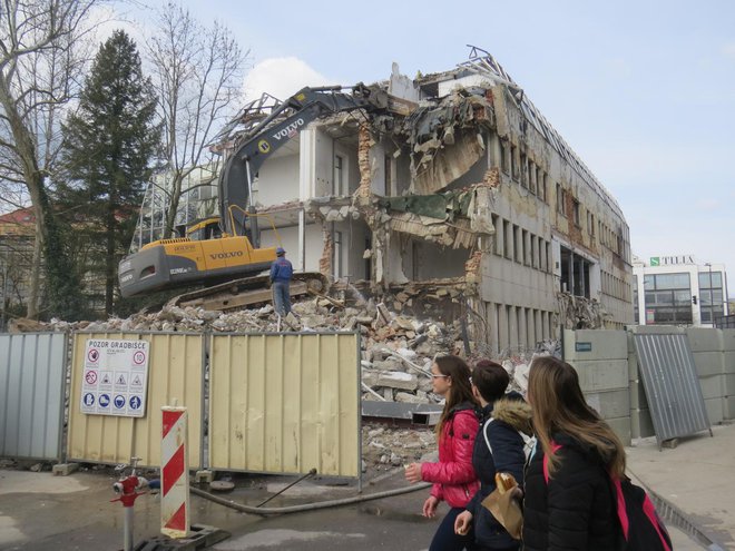 Družba Trgograd je pred dvemi leti porušila vojaški objekt v središču mesta, za katerega so arhitekti rekli, da je arhitekturno skropucalo.FOTO: Bojan Rajšek/Delo