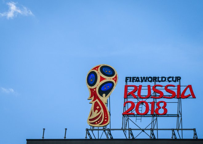 Znak za svetovno prvenstvo na eni od moskovskih zgradb FOTO: AFP