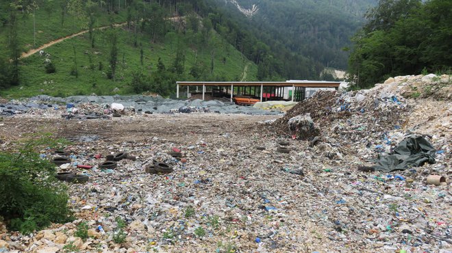 Kup smrdljivih odpadkov na Mali Mežakli se počasi le manjša. Foto Blaž Račič/Delo