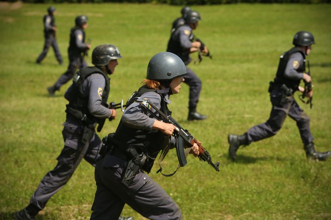 Znanje o taktičnem ali operativnem gibanju z dolgo- in kratkocevnim orožjem je za policiste nujno.<br />
FOTO: Jure Eržen