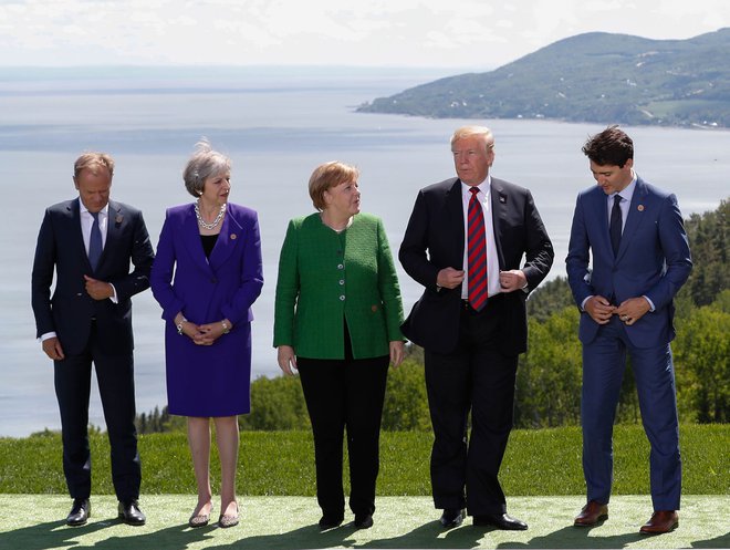 Voditelji med poziranjem za skupinsko fotografijo niso kazali velikih delitev med njimi in predsednikom ZDA. FOTO: Yves Herman/Reuters