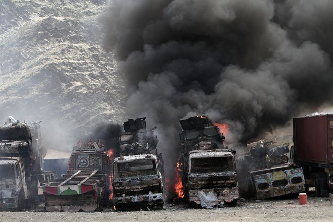 Talibani so nekaj dni pred premirjem izvedli napad in ubili 17 afganistanskih vojakov (simbolična fotografija). FOTO: Rahmat Gul/AP
