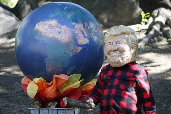 S predčasnim odhodom bo Trump zamudil sejo o podnebnih spremembah in okolju. FOTO: Chris Wattie/Reuters
