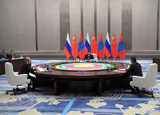 Vrha šanghajske skupine se udeležuje tudi ruski predsednik Vladimir Putin, ki se je že v petek v Pekingu sestal s svojim kitajskim kolegom. FOTO: Reuters