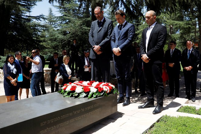 Kurz je položil venec na grob nekdanjega izraelskega predsednika Šimona Peresa.&nbsp;FOTO: Ronen Zvulun/Reuters