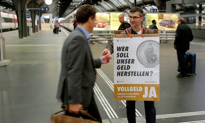 Pobudniki referenduma so predlagali, da poslovne banke ne bi smele posojati več od tega, kolikor imajo zbranih denarnih vlog, medtem ko bi izključna pristojnost ustvarjanja novega denarja v obtoku pripadla Švicarski narodni banki. FOTO: Arnd Wiegmann/Reuters