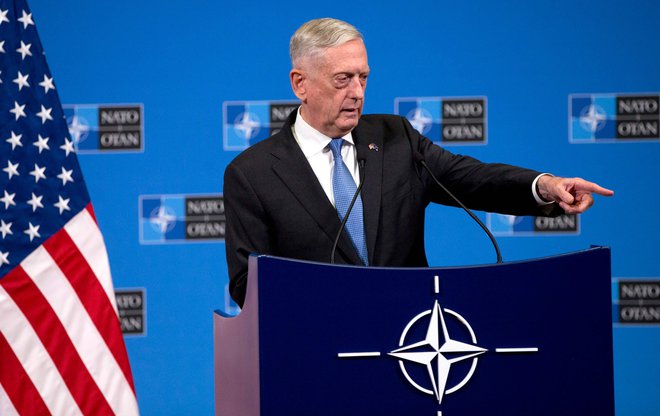 ZDA, na fotografiji obrambni minister Jim Mattis, pritiskajo na Natove članice, da namenijo več za obrambo. FOTO: AFP