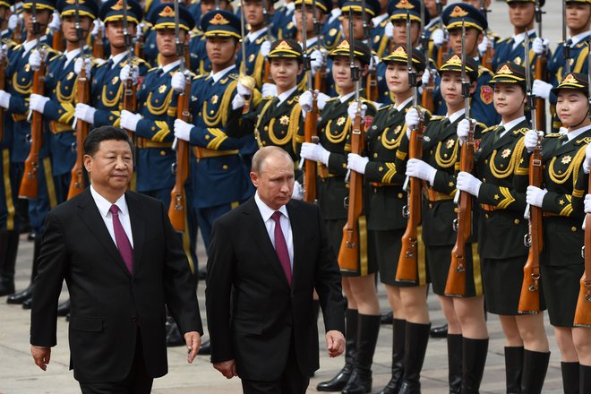 Kitajski predsednik Xi Jinping je ruskemu gostu Vladimirju Putinu v Pekingu priredil slovesen sprejem. FOTO: AFP