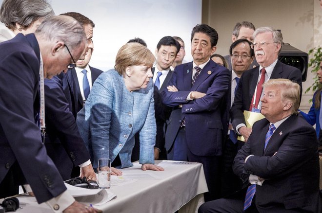 Podoba zasedanja sedmih najrazvitejših G7 je postala fotografija ameriškega predsednika, ki kot poreden šolar pred učiteljskim zborom posluša francoske in nemške levite. FOTO: AP