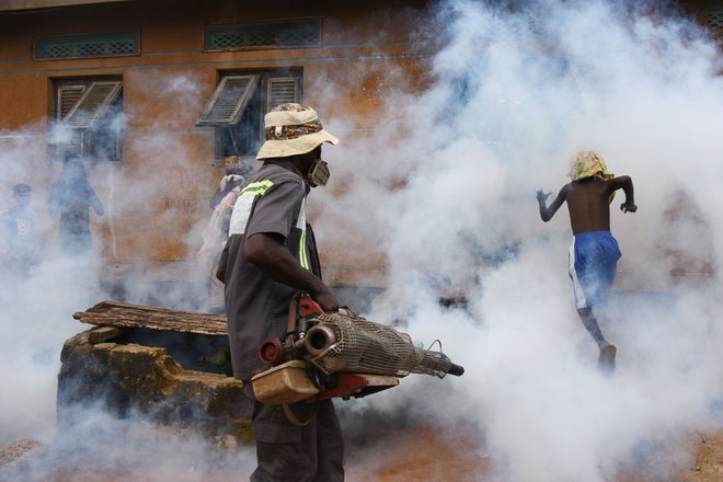 Zastopnik nacionalnega inštituta Slonokoščene obale za javno higieno v Abidžanu izvaja razkuževanje v okviru boja proti mrzlici denga. Leta 2017 je bila Slonokoščena obala ena od zahodnoafriških držav, v katerih so poročali o izbruhu bolezni, kot je denga.&nbsp;FOTO: Sia Kambou/AFP
