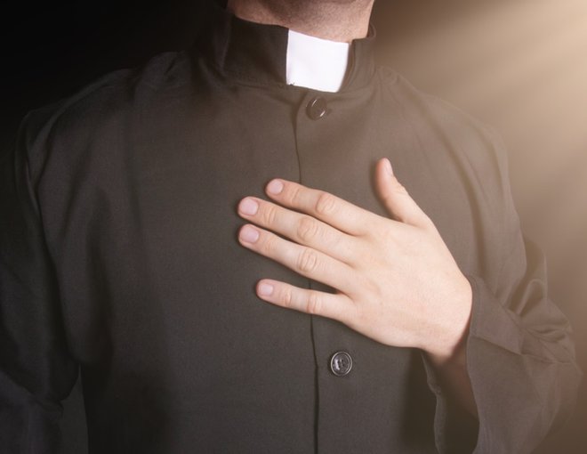 V zlorabe naj bi bilo vpletenih več kot 50 duhovnikov in škofov. FOTO: Shutterstock