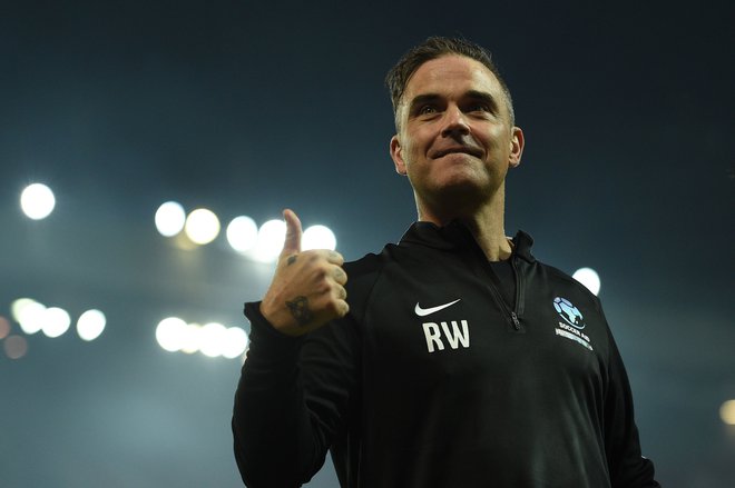 Glasbenik Robbie Williams je tudi nogometni navdušenec. FOTO: AFP