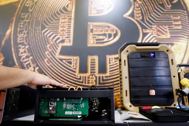 Bitcoin je izgubil že dve tretjini vrednosti, medvedji trend še traja. FOTO: REUTERS