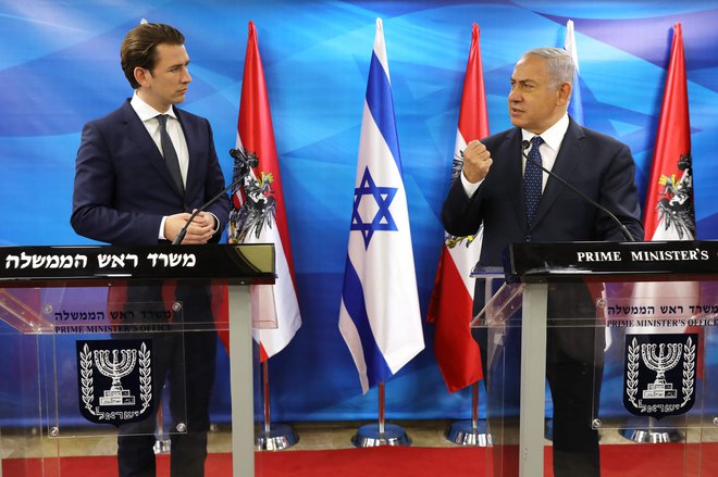 Benjamin Netanjahu in Sebastian Kurz. FOTO: Ammar Awad/AFP