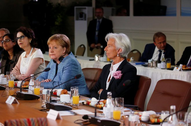 Christine Lagarde (spredaj) in Angela Merkel. FOTO: Leah Millis/Reuters
