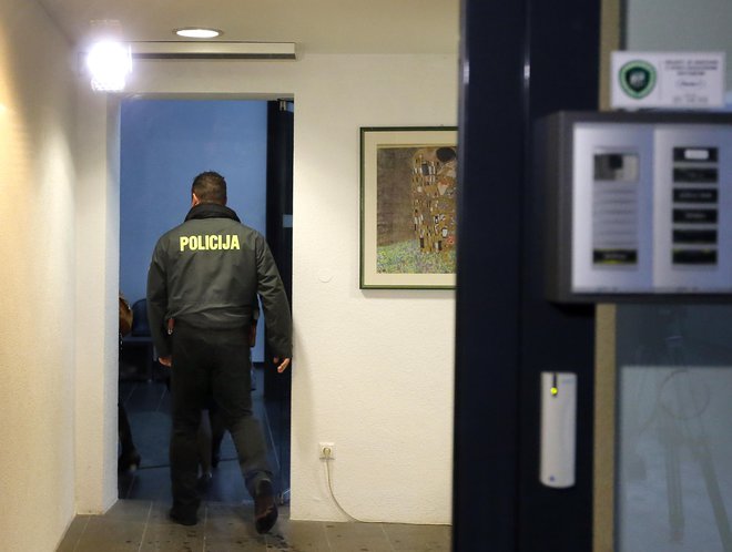 Več kot sto ljubljanskih kriminalistov je včeraj izvedlo okoli 20 hišnih in osebnih preiskav na bankah. FOTO: Aleš Černivec/Delo