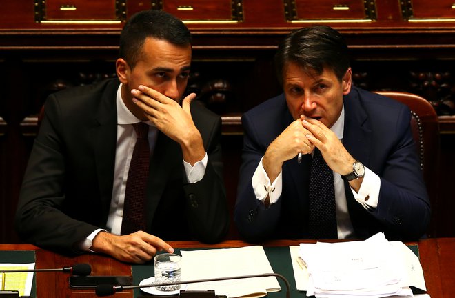 &raquo;Di Maio in Salvini? Jaz sem tisti, ki usmerja politiko,&laquo; je izjavil premier Giuseppe Conte (desno). Na fotografiji z Luigijem Di Maiem. FOTO: Tony Gentile/Reuters