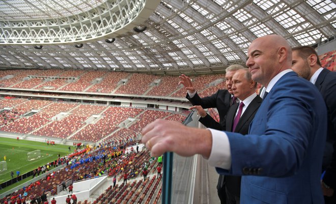 Predsednik Fife Gianni Infantino (desno) in ruski predsednik Vladimir Putin med ogledom moskovskega štadiona Lužniki. Foto Reuters. Foto Reuters