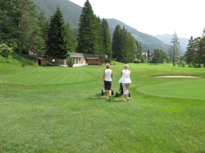 V Kranjski Gori golf igrajo člani, po širitivi ga bodo še turisti. Foto Blaž Račič/Delo