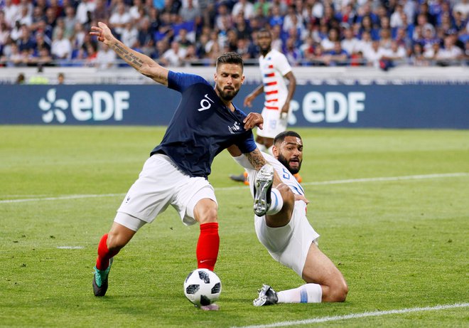 Francija (na fotografiji levo Olivier Giroud) ima zavidljiv igralski kader, a glavna težava za selektorja Didiera Deschampsa bo, kako složno bodo kikirikali galski petelini. Foto Reuters