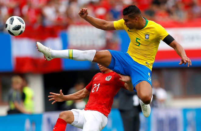 Vse razen prvega mesta Brazilcev (na fotografiji Casemiro) v skupini E bi bilo veliko presenečenje. Foto Reuters