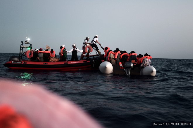 Potem ko Italija ni hotela sprejeti migrantov z ladje Aquarius, je nova španska vlada sporočila, da lahko ladja pristane v Valencii. FOTO:&nbsp;AFP