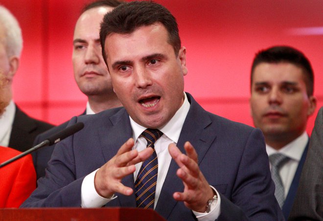 Makedonski premier Zoran Zaev razlaga podrobnosti dogovora z grškim kolegom Aleksisom Ciprasom o novem imenu Makedonije.<br />
FOTO: Reuters