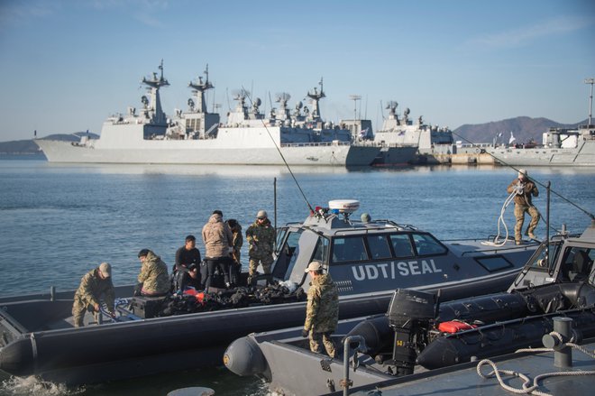 Pripadniki južnokorejskih posebnih mornariških enot med lansko vojaško vajo z ameriškimi kolegi FOTO: Reuters