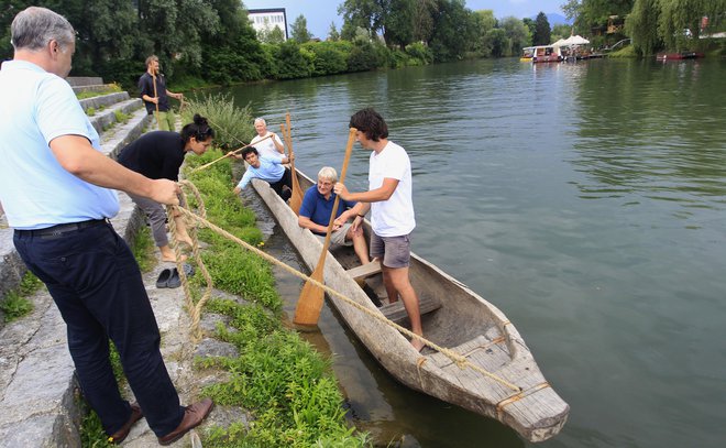 Deblak je nenavadno stabilno plovilo, zato ga bodo lahko v prihodnosti najemali celo turisti. FOTO: Roman Šipić