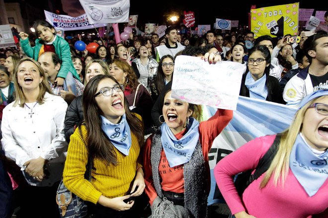 Shod nasprotnikov, ki poudarjajo pravico do življenja zarodka, pred tremi dnevi v mestu Tucumán na severu Argentine. FOTO: Walter Monteros/AFP