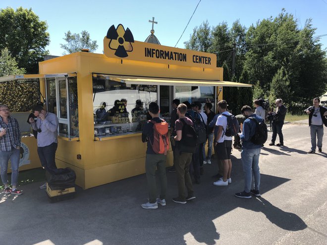 Pred vhodom na tridesetkilometrsko območje do jedrske elektrarne je turistični zabojnik s spominki. FOTO: Aljaž Vrabec