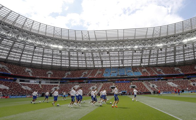 Na osrednjem moskovskem štadionu Lužniki je ruska reprezentanca opravila zadnji trening pred današnjo premiero.<br />
FOTO:&nbsp;AP