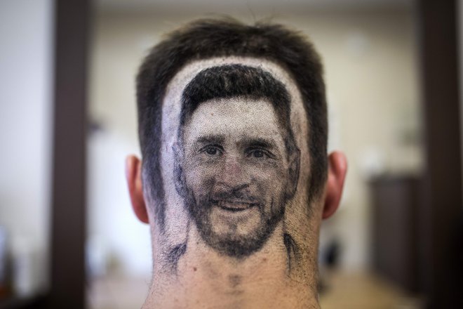 Pred začetkom svetovnega prvenstva se nekatere stranke frizerskega salona v Novem Sadu odločijo za posebne vrste lasne tattooje. FOTO: AFP
