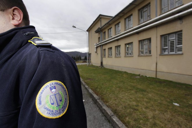 Odmor za malico si pravosodni policisti le stežka vzamejo, družinskega življenja skoraj nimajo več, saj večino časa preživijo na delovnem mestu. FOTO: Jože Suhadolnik/Delo