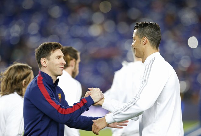 Lionel Messi in Cristiano Ronaldo sta velika rivala tudi v klubih. Eden igra za Barcelono, drugi za Real Madrid. FOTO: Reuters