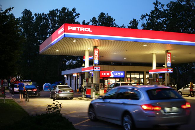 Na Petrolovih bencinski servisih bo po novem mogoče dvigovati in polagati gotovino. Foto Jure Eržen