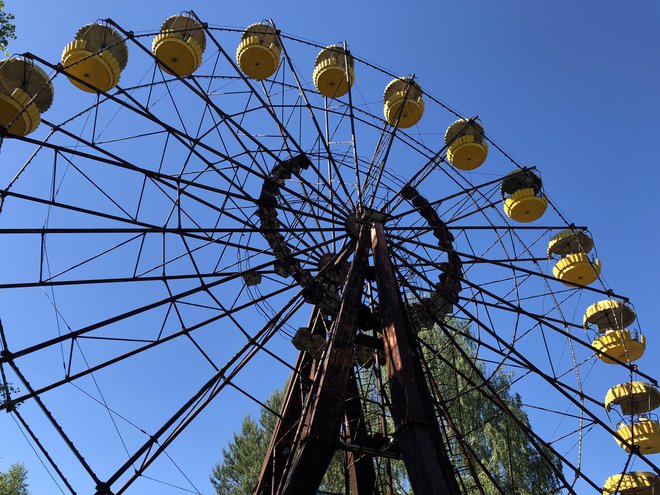 Vrtiljak v Pripjatu je opazen že na daleč, saj je eden redkih objektov, ki ga drevesa niso prerasla. FOTO: Aljaž Vrabec