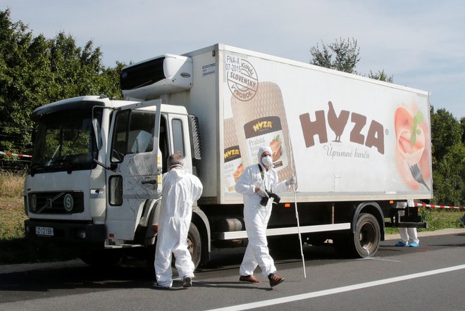 Tovornjak z mrtvimi migranti so policisti našli ob avtocesti v bližiini avstrijskega mesta Parndorf avgusta 2015. FOTO: Heinz-Peter Bader/Reuters
