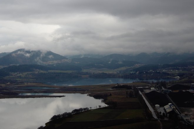 Šaleka dolina z jezeri, zgoraj Velenjsko jezero, pod njim pregrada nasipa. Foto: Brane Piano/DELO