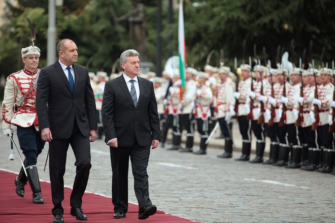 Bolgarski predsednik Rumen Radev (levo) med sprejemom makedonskega predsednika Gjorgeja Ivanova v Sofiji. FOTO: Reuters