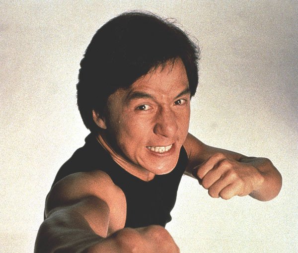 Knjiga spominov Jackieja Chana z naslovom <em>Never Grow Up</em>&nbsp;(<em>Nikoli ne odrasti</em>) bo sledila prvi&nbsp;<em>I Am Jackie Chan: My Life in Action </em>(<em>Sem Jackie Chan: Moje življenje v akciji</em>). FOTO: Promocijsko gradivo