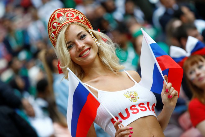Ruska navijačica. FOTO: Kai Pfaffenbach/Reuters