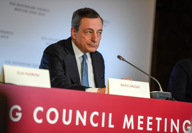 Predsednik ECB Mario Draghi napoveduje konec tiskanja denarja. FOTO: Ilmars Znotins/AFP