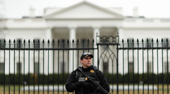 Zaposleni v Beli hiši ne vzdržijo kaosa, ali pa jih ujamejo pri izdajanju informacij medijem. FOTO: Reuters
