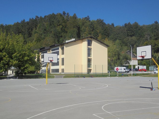 Civilna iniciativa Mengeš ne nasprotuje gradnji nove telovadnice v mestu, pač pa se ne strinja z lokacijo zaradi že zdaj prometno preobremenjenega območja. Tukaj sta tudi vrtec in šola (na fotografiji) s skoraj 900 učenci. FOTO: Janez Petkovšek/Delo