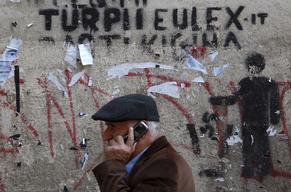 Na koruptivnost Eulexa in njegovo povezanost s kriminalom opozarjajo tudi grafiti v Prištini. FOTO: Hazir Reka/Reuters<br />
<br />
&nbsp;