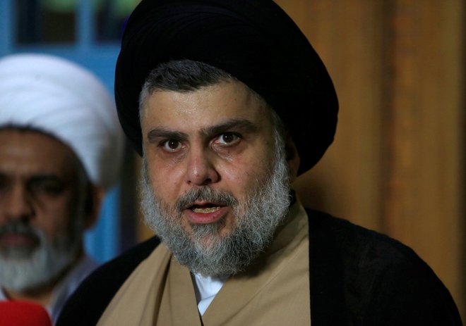 Moktada al Sadr, klerik in vodja zloglasnih paravojaških enot, je razglasil ustanovitev velike koalicije, ki naj bi sestavila novo iraško vlado. FOTO: Reuters